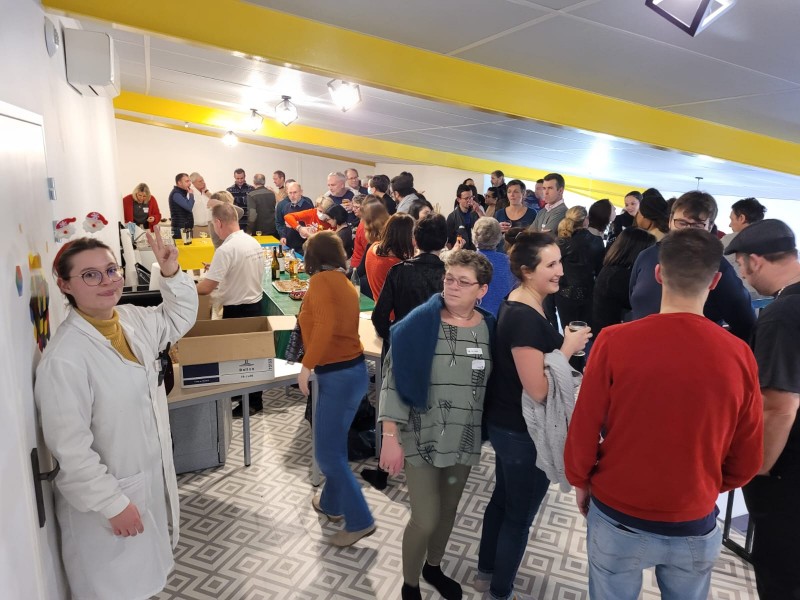 A Crazyschool, nous proposons des salles de séminaire, avec prêt de matériels : projecteurs... 