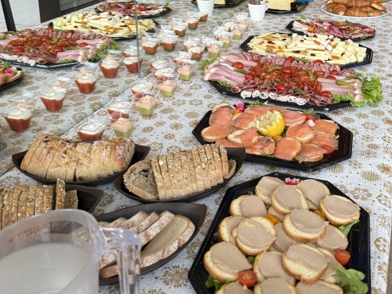 A Crazyschool, nous proposons des salles de séminaire, avec prêt de matériels : projecteurs... 